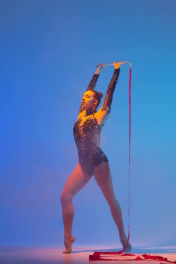 Ritmik jimnastik iş başında. Ritmik jimnastikçi kadın stüdyoda dans ediyor..