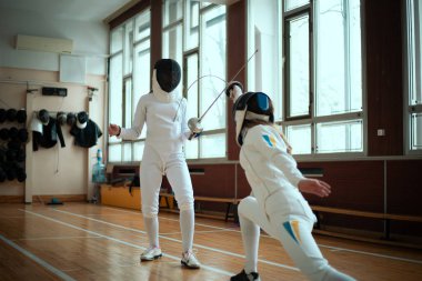 Eskrim sporu. Salonda iki kız eskrim eğitimi..