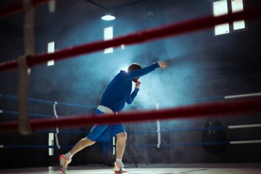 Boks salonunda boksör eğitimi.
