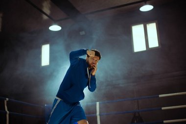 Boks salonunda boksör eğitimi.