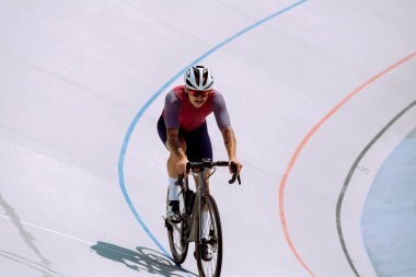 Bisiklet pistinde bisikletçi eğitimi