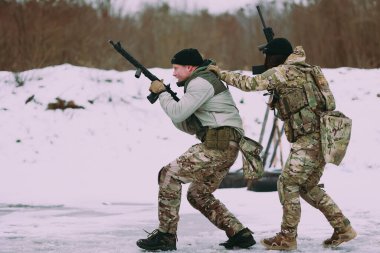 Askeri eğitim. Erkek ve kadın taktiksel çatışma eğitimi.