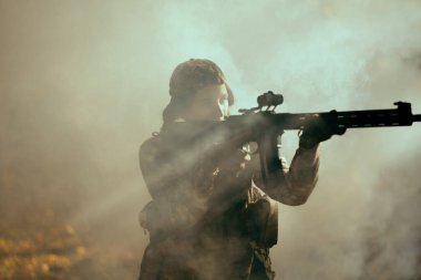 Ordudaki kadın. Taktik alıştırma. Asker!.