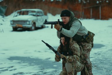 Askeri eğitim. Erkek ve kadın taktiksel çatışma eğitimi.