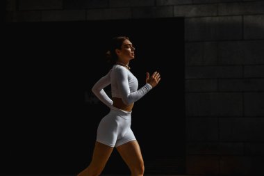 Sportif kız sokakta fonksiyonel eğitimle performans sergiliyor.