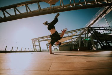 Erkek break dansçı gün batımında dans ediyor