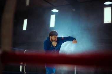 Boks salonunda boksör eğitimi.