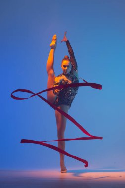 Ritmik jimnastik iş başında. Ritmik jimnastikçi kadın stüdyoda dans ediyor..