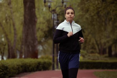 Sabah parkında kadın boksör eğitimi. 
