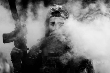 Ordudaki kadın. Taktik alıştırma. Asker!.