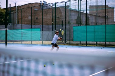 Profesyonel tenis kortunda tenis oyuncusu eğitimi