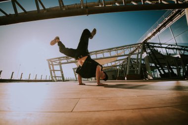 Erkek break dansçı gün batımında dans ediyor