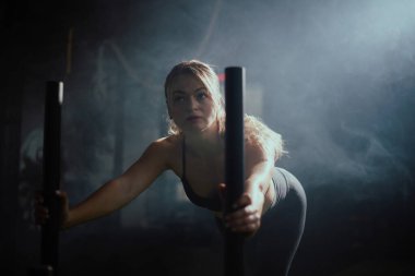 Spor salonunda kıvırcık saçlı sarışın genç bir kadın.