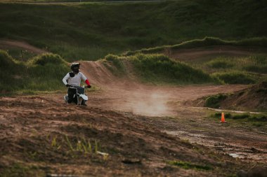 FMX sürücüsü motosiklet sürüyor