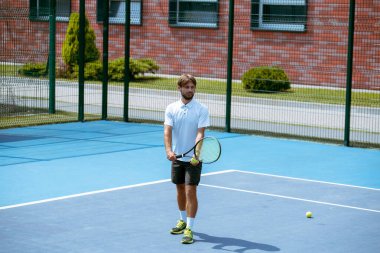 Profesyonel tenis kortunda tenis oyuncusu eğitimi