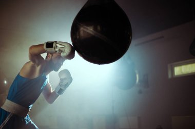 Boks salonunda boksör eğitimi.