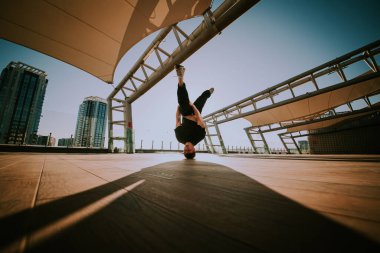 Erkek break dansçı gün batımında dans ediyor