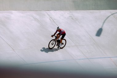 Bisiklet pistinde bisikletçi eğitimi