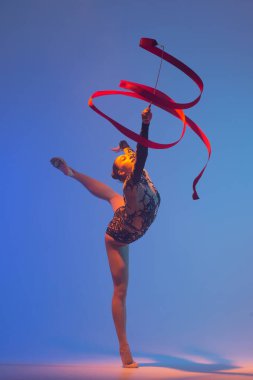 Ritmik jimnastik iş başında. Ritmik jimnastikçi kadın stüdyoda dans ediyor..