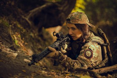 Ordudaki kadın. Taktik alıştırma. Asker!.