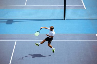 Profesyonel tenis kortunda tenis oyuncusu eğitimi