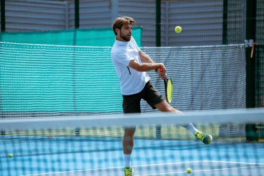 Profesyonel tenis kortunda tenis oyuncusu eğitimi