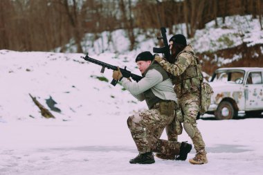 Askeri eğitim. Erkek ve kadın taktiksel çatışma eğitimi.