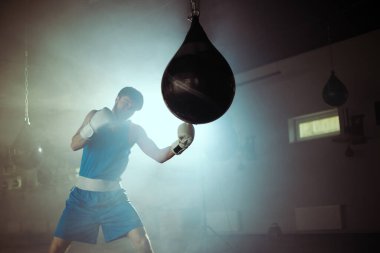 Boks salonunda boksör eğitimi.