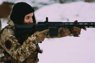 Askeri eğitim. Kadın taktiksel atıcılık eğitimi.