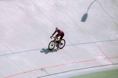 Gündüz vakti stadyumda erkek bisikletçi eğitimi 