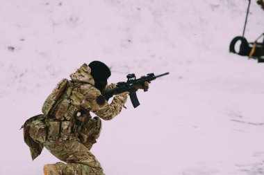 Askeri eğitim. Kadın taktiksel atıcılık eğitimi.