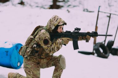 Askeri eğitim. Kadın taktiksel atıcılık eğitimi.