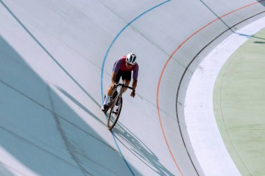 Bisiklet pistinde bisikletçi eğitimi