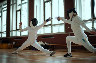 Eskrim sporu. Salonda iki kız eskrim eğitimi..