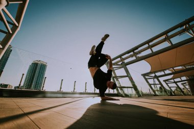 Erkek break dansçı gün batımında dans ediyor