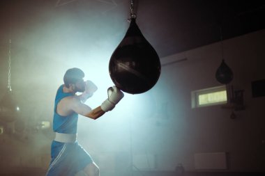 Boks salonunda boksör eğitimi.