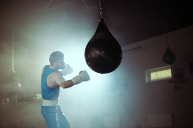 Boks salonunda boksör eğitimi.