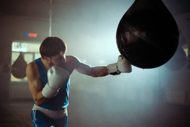 Boks salonunda boksör eğitimi.