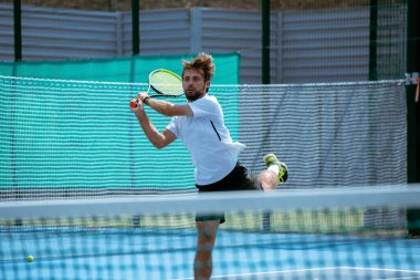Profesyonel tenis kortunda tenis oyuncusu eğitimi