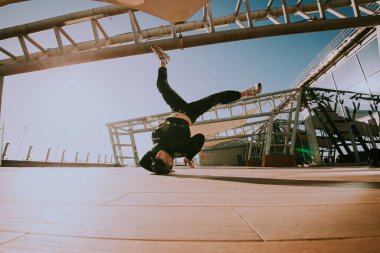 Erkek break dansçı gün batımında dans ediyor