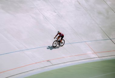 Bisiklet pistinde bisikletçi eğitimi