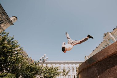 Parkour. Şehirde atlet numarası yapıyor..