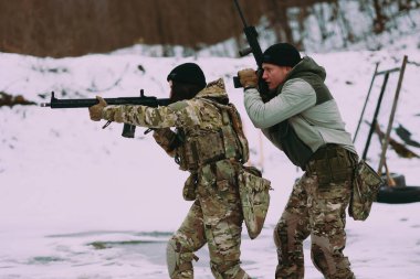 Askeri eğitim. Erkek ve kadın taktiksel çatışma eğitimi.