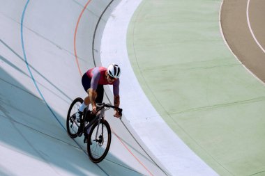 Bisiklet pistinde bisikletçi eğitimi