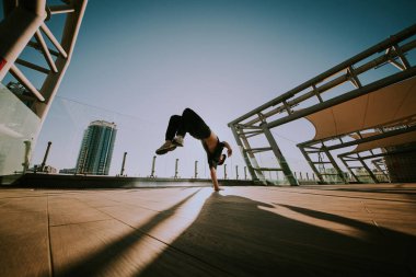 Erkek break dansçı gün batımında dans ediyor