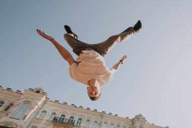 Parkour. Şehirde atlet numarası yapıyor..