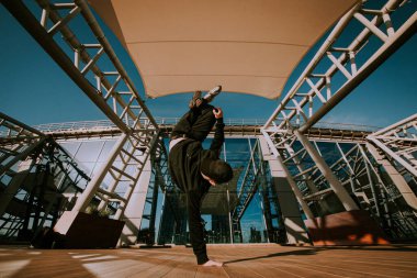 Erkek break dansçı gün batımında dans ediyor