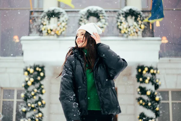 Молодая Брюнетка Белой Зимней Шляпе Прогулка Снежный Парк — стоковое фото