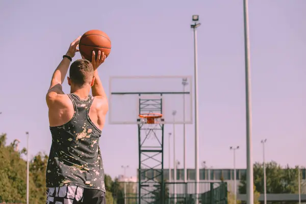 Pria Pemain Basket Melempar Bola Dalam Ring — Stok Foto