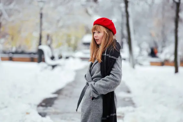 สาวผมแดงในหมวกฤด หนาวส แดงเด นสวนห — ภาพถ่ายสต็อก